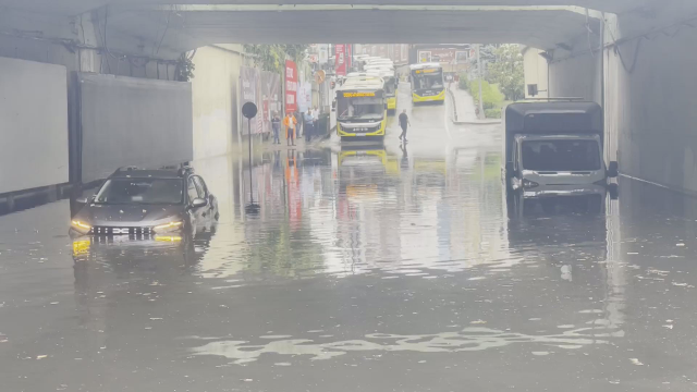 İstanbul'u sağanak vurdu, sokaklar göle döndü! Beşiktaş'ta sağanakta can pazarı! - Resim : 1