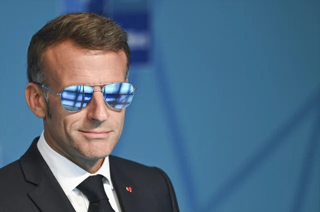 İşte Macron'un güneş gözlüğünü hiç çıkarmamasının nedeni - Resim : 1