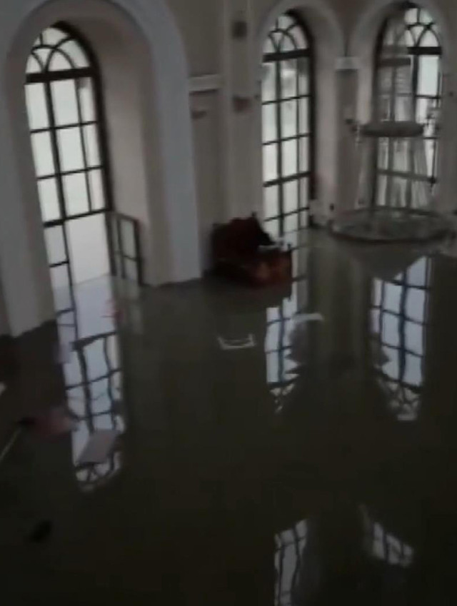 İstanbul'daki tarihi cami sular altında kaldı - Resim : 2