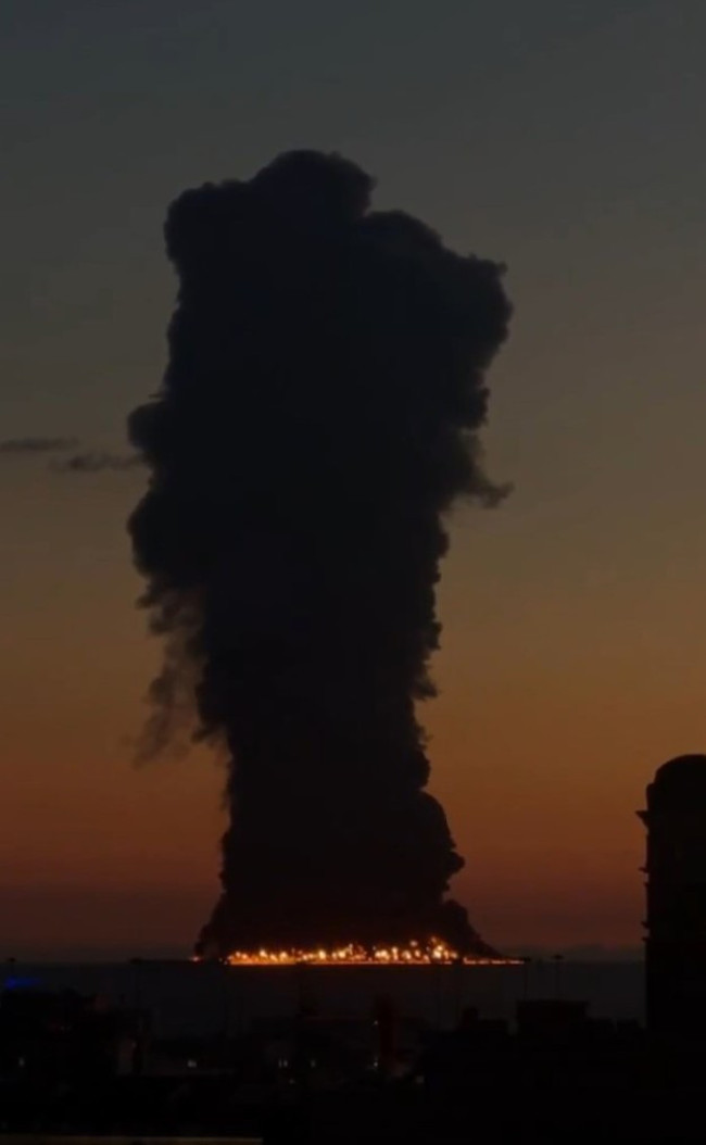 Karadeniz'de petrol tankeri vuruldu! Sahiller kapatıldı - Resim : 2