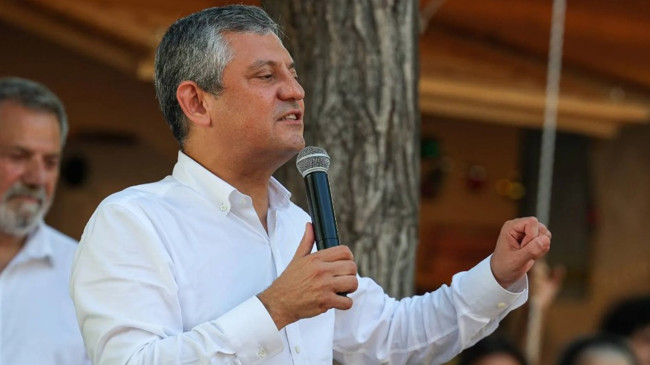 Özgür Özel Üsküdar'da Vali Gül’ü hedef aldı! Dikkat çeken “ampul” göndermesi - Resim : 1
