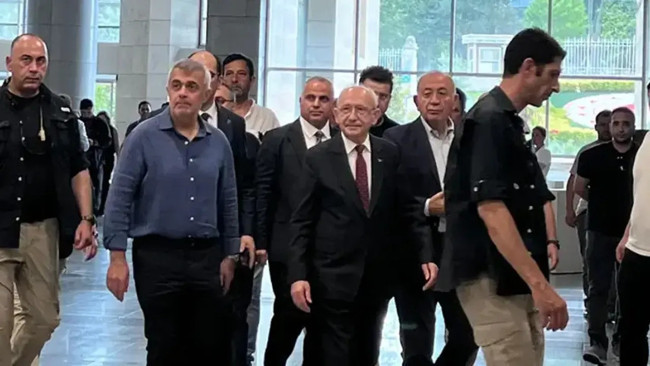 Deniz Göktaş'a 'desteğe' giden Kılıçdaroğlu'na adliyede protesto! ‘Hain’ sloganı attılar… - Resim : 2