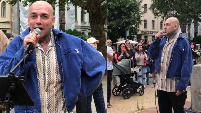 Ezhel, Berlin'de Deniz Göktaş için 'Çav Bella' söyledi! 'Her gün ülkemi düşünüp mahvoluyorum' - Resim : 1