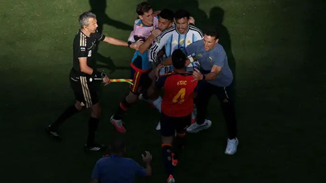 Yenilgiyi hazmedemeyip futbolculara saldıran Paredes'e dev ceza yolda - Resim : 1