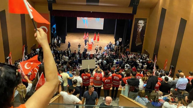 Kılıçdaroğlu’nun rozet töreninde figüran iddiası: Yüzlercesi parayla taşındı - Resim : 1