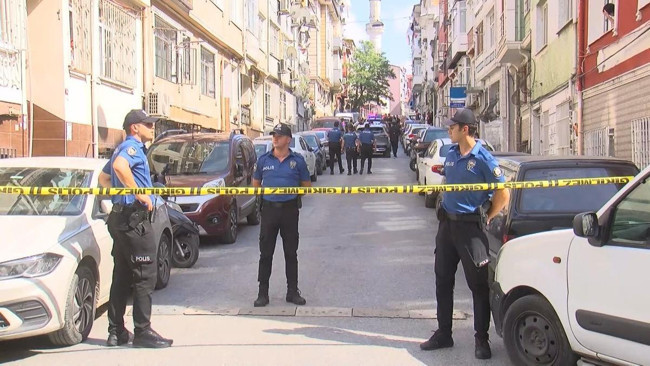 Fatih’te aile faciası! Emekli polis eşi ve kızını öldürüp intihar etti - Resim : 1