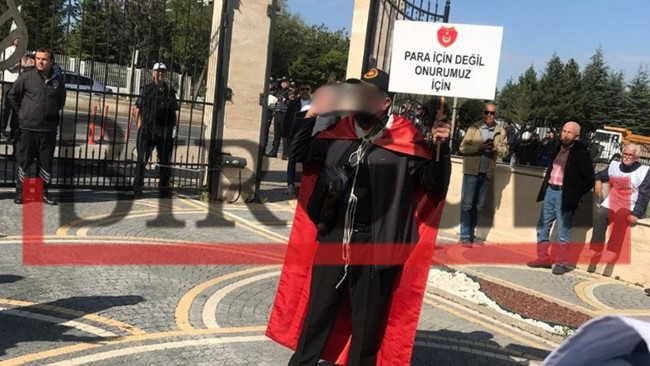 AYM önünde intihar girişiminde bulunmuştu... Emekli polisten acı haber geldi! - Resim : 1