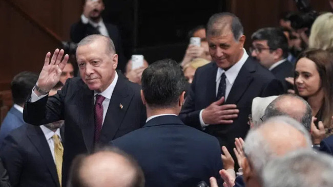 AKP rozetini taktı, ertesi g&uuml;n m&uuml;saade istedi! Cemil Tugay'dan şaşırtan karar - Resim : 1