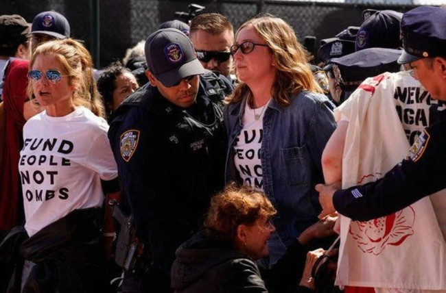 Hollywood yıldızları protestoda gözaltına alındı - Resim : 1