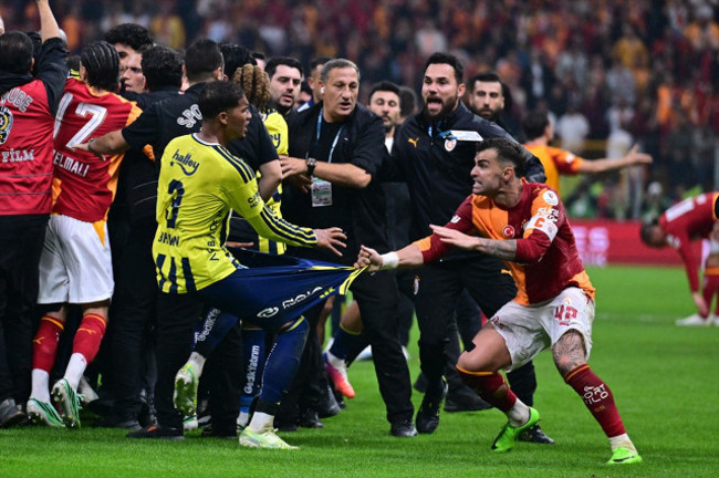 Derbi bitti, kıyamet koptu! Galatasaray-Fenerbahçe maçında futbolcular birbirine girdi - Resim : 1