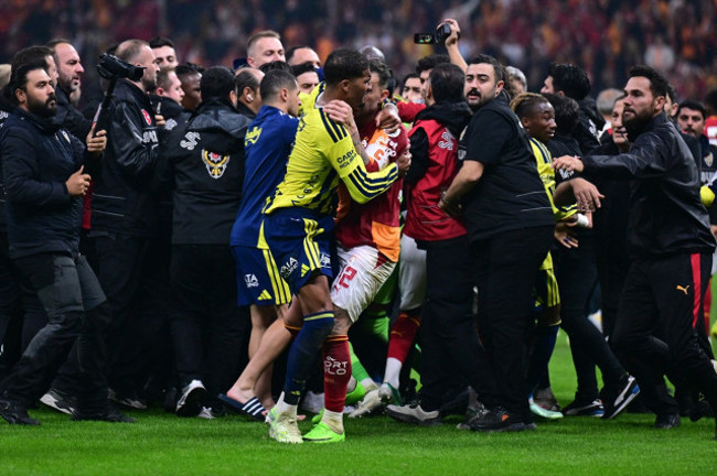 Derbi bitti, kıyamet koptu! Galatasaray-Fenerbahçe maçında futbolcular birbirine girdi - Resim : 3