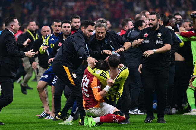 Derbi bitti, kıyamet koptu! Galatasaray-Fenerbahçe maçında futbolcular birbirine girdi - Resim : 8
