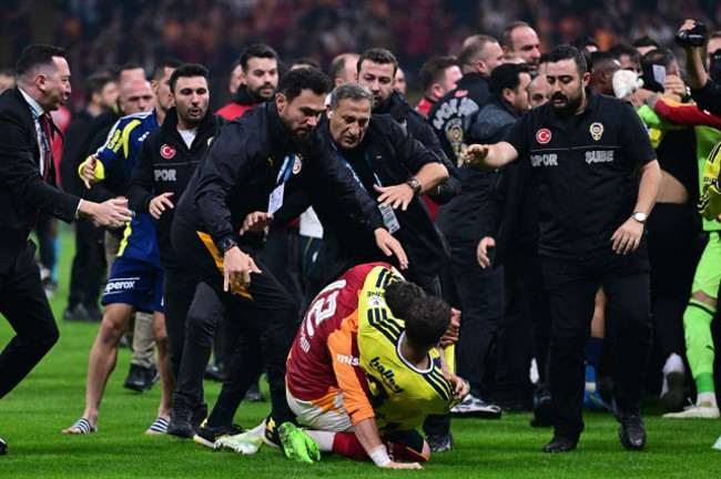 Derbi bitti, kıyamet koptu! Galatasaray-Fenerbahçe maçında futbolcular birbirine girdi - Resim : 7