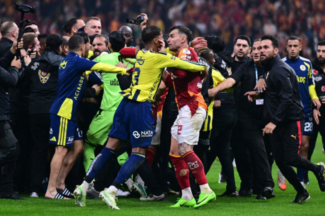 Derbi bitti, kıyamet koptu! Galatasaray-Fenerbahçe maçında futbolcular birbirine girdi - Resim : 2
