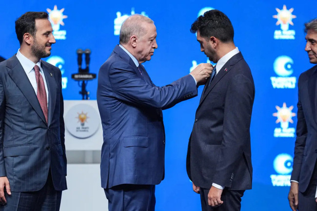 3 belediye başkanı AK Parti'ye katıldı! Rozetlerini Erdoğan taktı - Resim : 1
