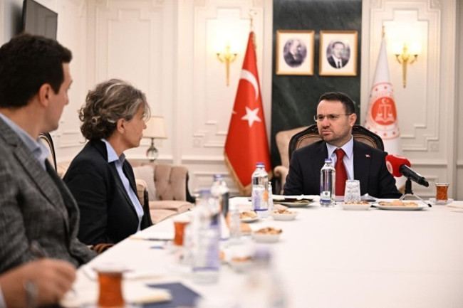 Bakan Gürlek, Behçet Oktay'ın ailesini kabul etti! Görüşmeden ilk kareler geldi... - Resim : 1