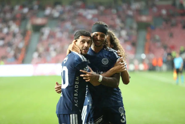 Fenerbahçe Samsun’da hata yapmadı! 2 golle 3 puanı aldı - Resim : 1