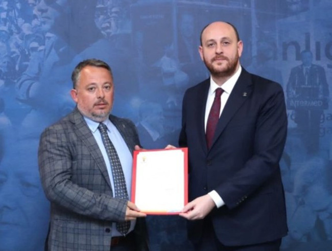 AKP&rsquo;de rakı fotoğrafı krizi! İl&ccedil;e Başkanı g&ouml;revden alındı! 'Vicdanım rahat, başım dik' - Resim : 1