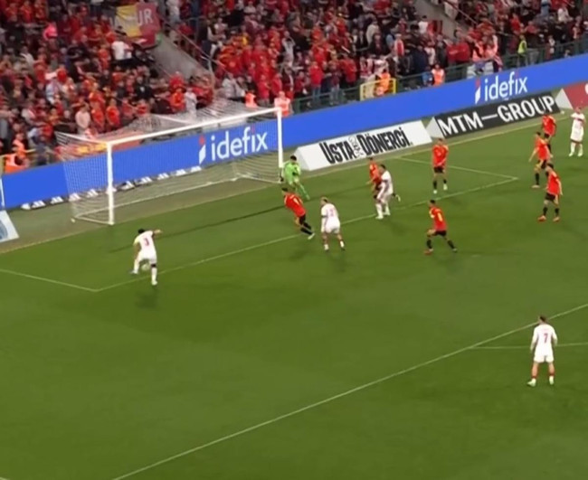 Bel&ccedil;ika ma&ccedil;ında sa&ccedil; baş yolduran an! Merih Demiral zoru başardı! - Resim : 1