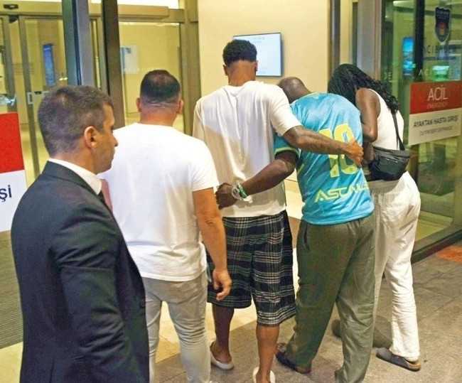 Galatasaray'ın yıldızı hastaneye gitti: Fotoğraf krizi çıktı - Resim : 2