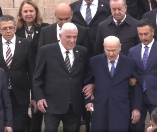 Anıtkabir'de gündem yaratacak görüntü! Kol kola gülümseyerek indiler… - Resim : 2