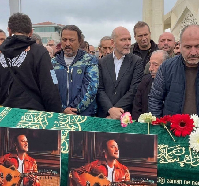 Şarkıcı Nev son yolculuğuna uğurlandı! Cenazede Süleyman Soylu dikkat çekti… - Resim : 1