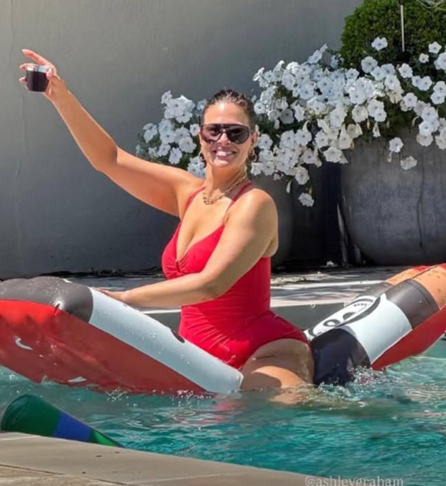 Kırmızı mayosuyla göz kamaştırdı! Ünlü model Ashley Graham'dan cesur paylaşım - Resim : 1