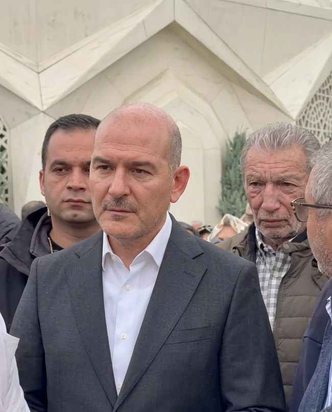 Şarkıcı Nev son yolculuğuna uğurlandı! Cenazede Süleyman Soylu dikkat çekti… - Resim : 2