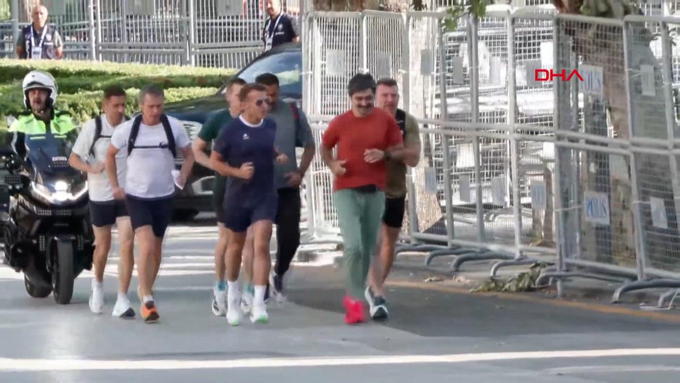 Macron, NATO Zirvesi öncesi Ankara'da sabah koşusuna çıktı! Polis kuş uçurtmadı - Resim : 2
