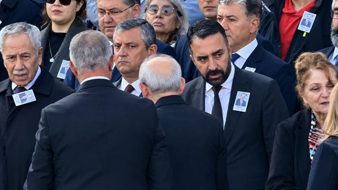 TBMM’de buz kesen tokalaşma: Özel, Kılıçdaroğlu’nun elini böyle sıktı - Resim : 1