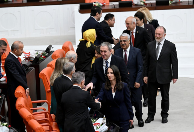 DEM Partililer Bahçeli ile selamlaşmak için sıraya girdi - Resim : 1