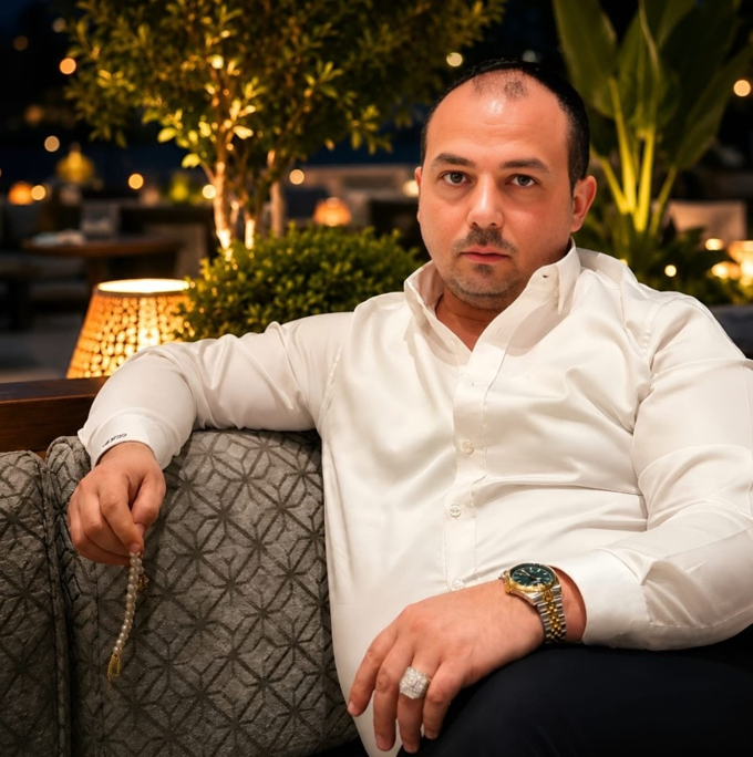 Ünlü iş insanına kafede bıçaklı saldırı! Korku dolu anlar kamerada... - Resim : 2