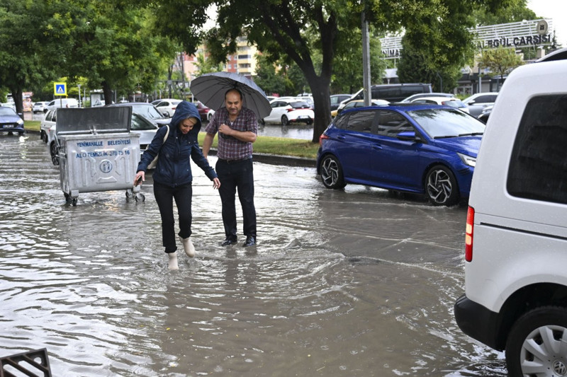 İstanbul ve Ankara'yı kuvvetli sağanak vurdu! Yol çöktü, sokaklar göle döndü! - Resim : 1
