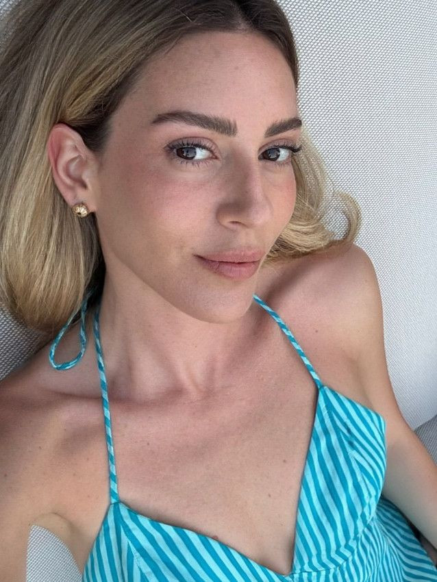 Kim der iki çocuk annesi! Sinem Kobal’ın tatil pozları nefes kesti - Sayfa 1