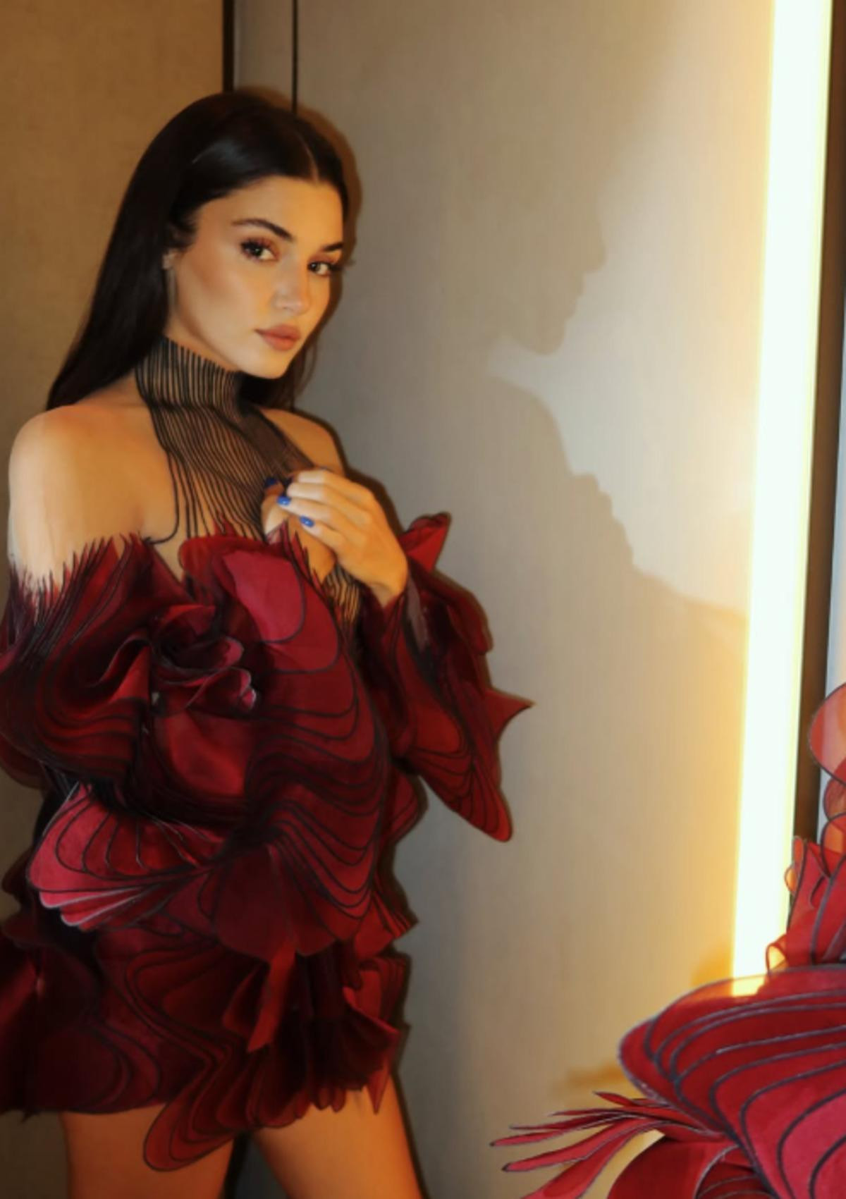 Hande Erçel’den Paris çıkarması! Süper minisiyle olay oldu - Sayfa 2