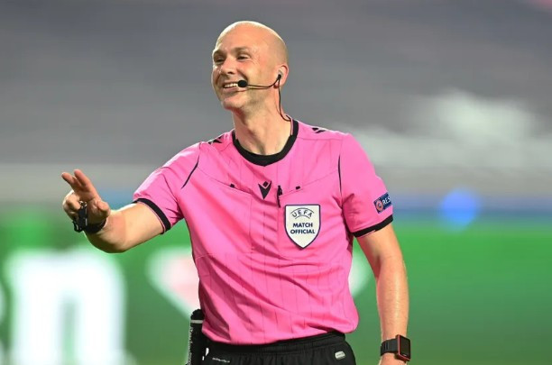Anthony Taylor ayağının tozuyla yeni kural getirdi! Artık kırmızı gösterilecek - Sayfa 1