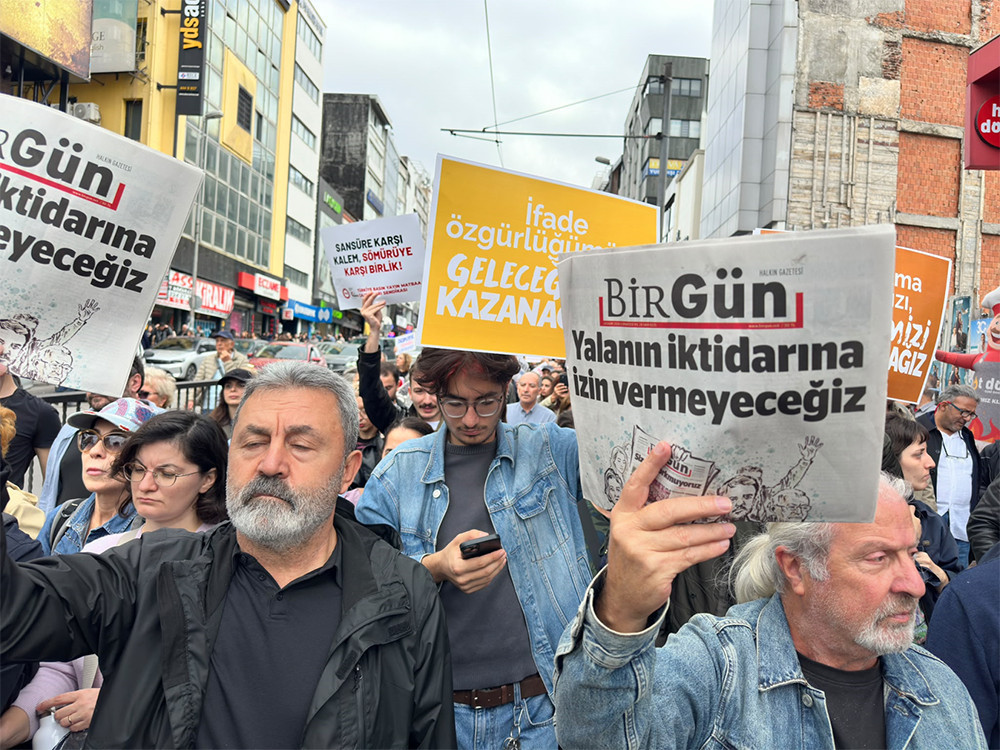 İstanbul'da binlerce kişi basın özgürlüğü için yürüdü! "Korkmuyoruz, susmuyoruz, itaat etmiyoruz" - Sayfa 2