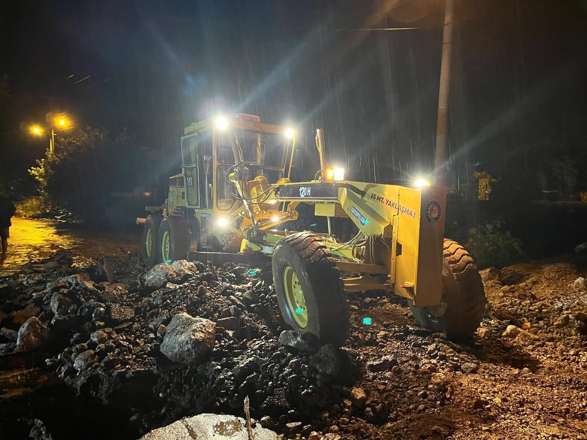 Antalya'da gece yarısı sel kabusu! Dereler taştı, yollar göle döndü - Sayfa 2