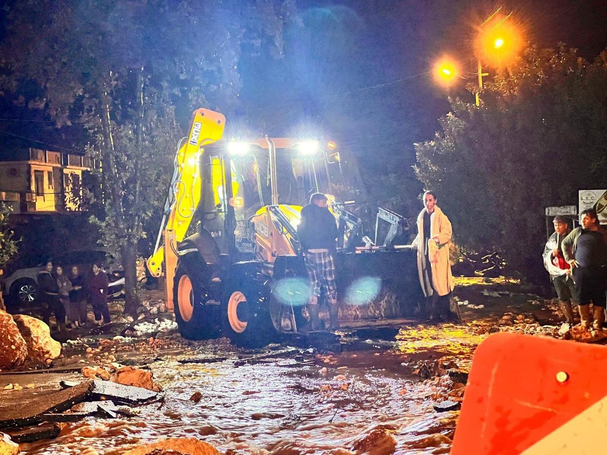 Antalya'da gece yarısı sel kabusu! Dereler taştı, yollar göle döndü - Sayfa 6