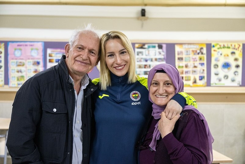 Gizem Örge annesini engelli bırakan ‘şakayı’ anlattı: ‘Annem beni tek eliyle büyüttü’ - Sayfa 1
